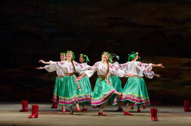 DNIPROPETROVSK, UKRAINE - 21 Kasım 2014 Dnipropetrovsk, Ukrayna 'da Folklor Ensemble SLAVUTYCH üyeleri UKRAINE' ı sahneledi.