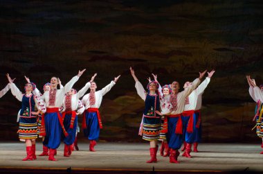 DNIPROPETROVSK, UKRAINE - 21 Kasım 2014 Dnipropetrovsk, Ukrayna 'da Folklor Ensemble SLAVUTYCH üyeleri UKRAINE' ı sahneledi.