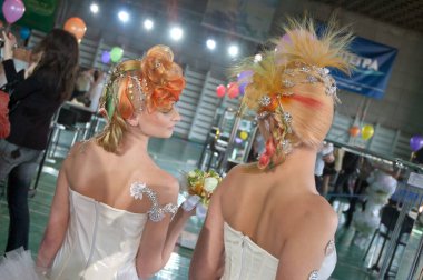 DNEPROPETROVSK, UKRAINE - 28 Mart 2008 'de Ukrayna' nın başkenti Dnepropetrovsk 'ta kuaförlük, tırnak estetiği dallarında yapılan şampiyonada modeller performans sergiliyor.