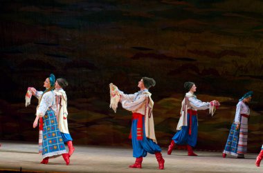 DNIPROPETROVSK, UKRAINE - 21 Kasım 2014 Dnipropetrovsk, Ukrayna 'da Folklor Ensemble SLAVUTYCH üyeleri UKRAINE' ı sahneledi.