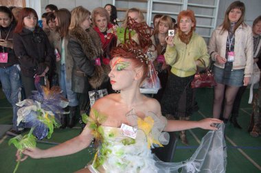 DNEPROPETROVSK, UKRAINE - 28 Mart 2008 'de Ukrayna' nın başkenti Dnepropetrovsk 'ta kuaförlük, tırnak estetiği dallarında kulise hazırlanır ve UKRAINE' ın Genç Yetenekleri 'ni çeker.