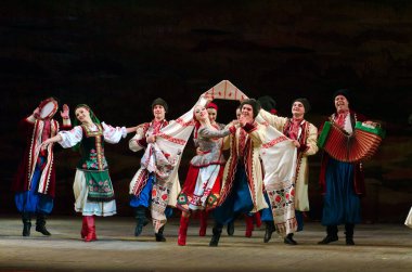 DNIPROPETROVSK, UKRAINE - 21 Kasım 2014 Dnipropetrovsk, Ukrayna 'da Folklor Ensemble SLAVUTYCH üyeleri UKRAINE' ı sahneledi.