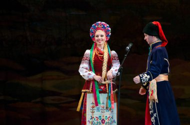 DNIPROPETROVSK, UKRAINE - 21 Kasım 2014 Dnipropetrovsk, Ukrayna 'da Folklor Ensemble SLAVUTYCH üyeleri UKRAINE' ı sahneledi.