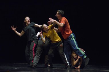 DNIPROPETROVSK, UKRAINE - 16 Mayıs: Tanımlanamayan dansçılar 16 Mayıs 2015 'te Dnipropetrovsk, Ukrain' de Devlet Opera ve Bale Tiyatrosu 'nda WIT From WIT' i sahneledi