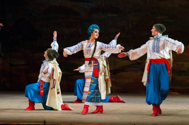 DNIPROPETROVSK, UKRAINE - 21 Kasım 2014 Dnipropetrovsk, Ukrayna 'da Folklor Ensemble SLAVUTYCH üyeleri UKRAINE' ı sahneledi.