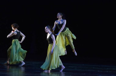 DNIPROPETROVSK, UKRAINE - 16 Mayıs: Tanımlanamayan dansçılar 16 Mayıs 2015 'te Ukrayna' nın Dnipropetrovsk kentinde Devlet Opera ve Bale Tiyatrosu 'nda EMBER icra ettiler