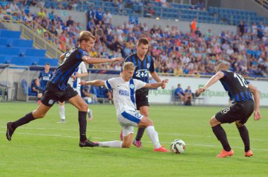 DNIPROPETROVSK, UKRAINE - 26 Temmuz 2015: Valery Fedorchuk FC Dnipro (C) Ukrayna Şampiyonluk maçı sırasında FC Chernomorets 'in üç oyuncusuyla top için dövüşür.