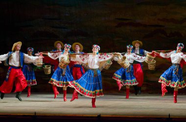 DNIPROPETROVSK, UKRAINE - 21 Kasım 2014 Dnipropetrovsk, Ukrayna 'da Folklor Ensemble SLAVUTYCH üyeleri UKRAINE' ı sahneledi.