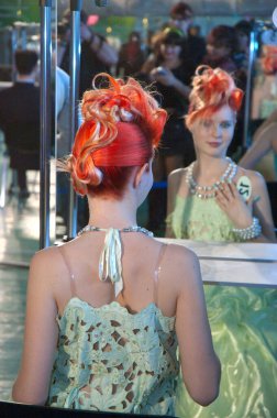 DNEPROPETROVSK, UKRAINE - 22 Mart 2007 'de Ukrayna' nın başkenti Dnepropetrovsk 'ta kuaförlük, manikür, manikür estetiği ve genç UKRAINE Yetenekleri dalında kulise hazırlanır.