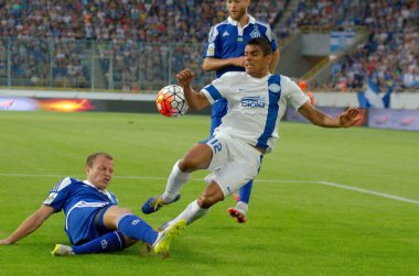 DNIPROPETROVSK, UKRAINE - 9 Ağustos 2015: Leo Matos FC Dnipro (R) Ukrayna Şampiyonluk maçı sırasında Oleg Gusev FC Dynamo (L) ile top için mücadele eder.