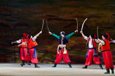 DNIPROPETROVSK, UKRAINE - 21 Kasım 2014 Dnipropetrovsk, Ukrayna 'da Folklor Ensemble SLAVUTYCH üyeleri UKRAINE' ı sahneledi.