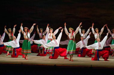 DNIPROPETROVSK, UKRAINE - 21 Kasım 2014 Dnipropetrovsk, Ukrayna 'da Folklor Ensemble SLAVUTYCH üyeleri UKRAINE' ı sahneledi.