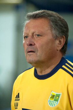 DNEPROPETROVSK, UKRAINE - 6 Ekim 2013 'te Ukrayna' nın Dnepropetrovsk kentinde oynanan Ukrayna Şampiyonası karşılaşmasında FC Metalist Futbol Takımı teknik direktörü Miron Markevich 'e bakılıyor.