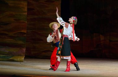 DNIPROPETROVSK, UKRAINE - 21 Kasım 2014 Dnipropetrovsk, Ukrayna 'da Folklor Ensemble SLAVUTYCH üyeleri UKRAINE' ı sahneledi.