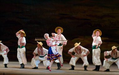 DNIPROPETROVSK, UKRAINE - 21 Kasım 2014 Dnipropetrovsk, Ukrayna 'da Folklor Ensemble SLAVUTYCH üyeleri UKRAINE' ı sahneledi.