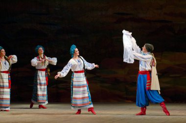 DNIPROPETROVSK, UKRAINE - 21 Kasım 2014 Dnipropetrovsk, Ukrayna 'da Folklor Ensemble SLAVUTYCH üyeleri UKRAINE' ı sahneledi.