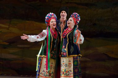 DNIPROPETROVSK, UKRAINE - 21 Kasım 2014 Dnipropetrovsk, Ukrayna 'da Folklor Ensemble SLAVUTYCH üyeleri UKRAINE' ı sahneledi.