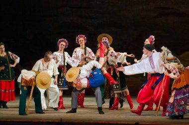DNIPROPETROVSK, UKRAINE - 21 Kasım 2014 Dnipropetrovsk, Ukrayna 'da Folklor Ensemble SLAVUTYCH üyeleri UKRAINE' ı sahneledi.