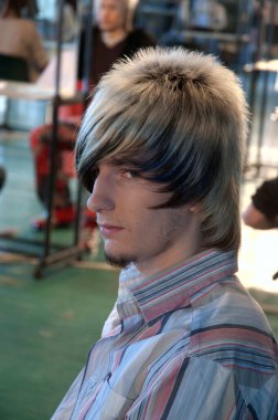 DNEPROPETROVSK, UKRAINE - 23 Mart 2007 'de Ukrayna' nın başkenti Dnepropetrovsk 'ta kuaförlük, manikür, manikür estetiği ve genç UKRAINE Yetenekleri dalında kulise hazırlanır.