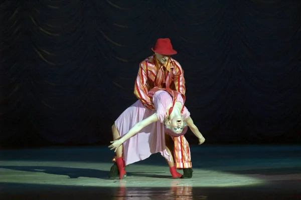 Dnipropetrovsk Ukraine 12月30日 ウクライナのドニプロペトロフスクで2012年12月30日に有名なダンサーのアレクサンドラ トロプコとヴァディム コズロフがジョニを上演 — ストック写真