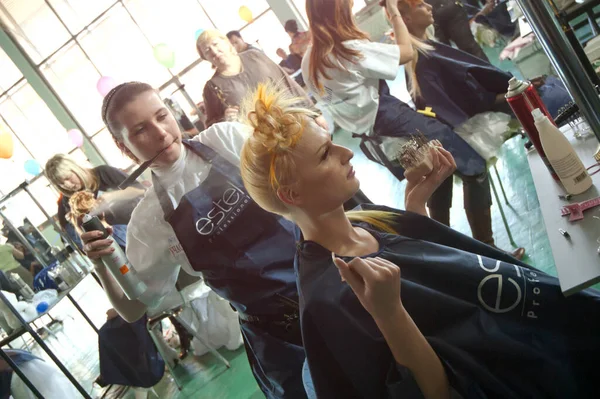 Dnepropetrovsk Ukraine March Stylist His Model Prepar Championship Hair Dressing — 스톡 사진