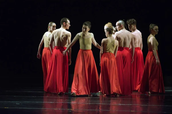 Dnipropetrovsk Ukraine 2015年5月16日 未確認ダンサーがウクライナ ドニプロペトロフスクの国立歌劇場 バレエ劇場でSacred Springを上演 — ストック写真