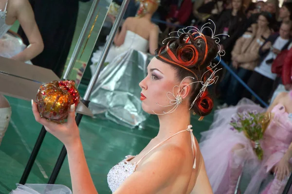 Dnepropetrovsk Ucrânia Março Modelo Prepara Bastidores Durante Campeonato Cabeleireiro Estética — Fotografia de Stock