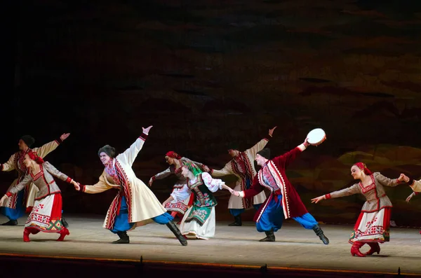 ドニプロペトロフスク ウクライナ 11月21日 民俗アンサンブルSlavutychのメンバーがウクライナのドニプロペトロフスクで2014年11月21日に国立歌劇場とバレエ劇場でウクライナを公演します — ストック写真