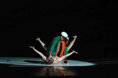 DNIPROPETROVSK, UKRAINE - 10 Ekim: Dnepropetrovsk Devlet Opera ve Bale Tiyatrosu Üyeleri 10 Ekim 2014 tarihinde Dnepropetrovsk, Ukrayna 'da FOXTROT 12 CHAIRS' ı sahneledi..