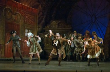 DNEPROPETROVSK, UKRAINE - 7 Aralık 2013 'te Ukrayna' nın Dnepropetrovsk kentindeki Devlet Opera ve Bale Tiyatrosu 'nda KYIV MODERN Ballet üyeleri NUTKRACER' i sahneledi.