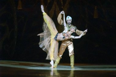 DNEPROPETROVSK, UKRAINE - 20 Haziran 2013: Dnepropetrovsk Devlet Opera ve Bale Tiyatrosu üyeleri 20 Haziran 2013 'te Dnepropetrovsk, Ukrayna' da BİR THOUSAND VE BİR GECE sahneledi 