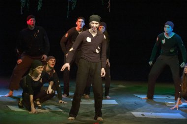 DNIPROPETROVSK, UKRAINI - 20 HAZİRAN: Dnepropetrovsk Gençlik Tiyatrosu Verim üyeleri 20 Ocak 2013 'te Dnepropetrovsk, Ukrayna' da 