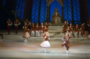 DNEPROPETROVSK, UKRAINE - 27 Nisan: Dnepropetrovsk Opera ve Bale Tiyatrosu tarafından 27 Nisan 2014 'te Dnepropetrovsk, Ukrayna' da gerçekleştirilen Kuğu Gölü balesi