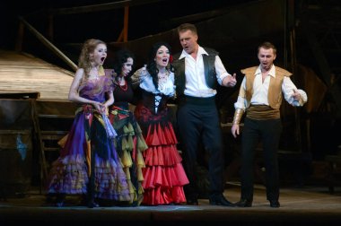 DNEPROPETROVSK, UKRAINE - 1 Haziran: Dnepropetrovsk Devlet Opera ve Bale Tiyatrosu üyeleri 1 Haziran 2014 'te Dnepropetrovsk, Ukrain' de CARMEN gösterisi yaptılar
