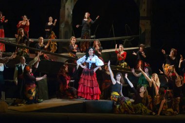 DNEPROPETROVSK, UKRAINE - 1 Haziran: Dnepropetrovsk Devlet Opera ve Bale Tiyatrosu üyeleri 1 Haziran 2014 'te Dnepropetrovsk, Ukrain' de CARMEN gösterisi yaptılar