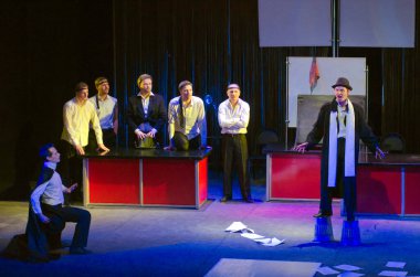 DNIPROPETROVSK, UKRAINE - 1 Mart: Dnepropetrovsk Gençlik Tiyatrosu Üyeleri VERIM 1 Mart 2015 tarihinde Dnipropetrovsk, Ukrayna 'da RAVEN' i sahneledi