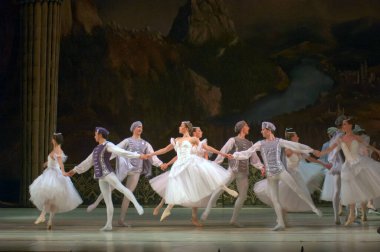 DNEPROPETROVSK, UKRAINE - 29 Mart 2014 'te Dnepropetrovsk, Ukrayna' da Dnepropetrovsk Opera ve Bale Tiyatrosu tarafından sahnelenen Kuğu Gölü balesi