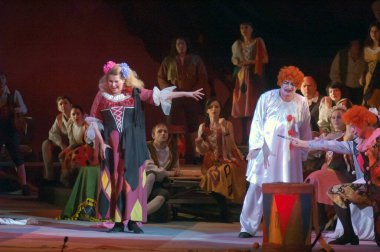 DNEPROPETROVSK, UKRAINE - FEBRUARY 1: Dnepropetrovsk Devlet Opera ve Bale Tiyatrosu üyeleri 1 Şubat 2014 'te Dnepropetrovsk, Ukrain' de PAGLIACCI performansı sergilediler.