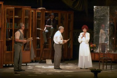 DNEPROPETROVSK, UKRAINE - 4 Temmuz: Dnepropetrovsk Devlet Tiyatrosu Üyeleri 4 Temmuz 2014 tarihinde Dnepropetrovsk, Ukrayna 'da MAKROPULOS AFFair' i sahneledi.