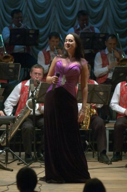 DNEPROPETROVSK, UKRAINE - 3 ARALIK: Filarmoni Cemiyeti Jazz Orkestrası üyeleri 3 Aralık 2013 'te Dnepropetrovsk, Ukrayna' da konser verdiler