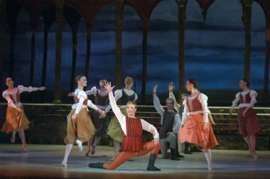 DNEPROPETROVSK, UKRAINE NOVEMBER 9: Dnepropetrovsk Devlet Opera ve Bale Tiyatrosu üyeleri 9 Kasım 2013 'te Ukrayna' nın Dnepropetrovsk kentinde Romeo ve Juliet gösterisi yaptılar.