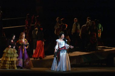 DNEPROPETROVSK, UKRAINE - 1 Haziran: Dnepropetrovsk Devlet Opera ve Bale Tiyatrosu üyeleri 1 Haziran 2014 'te Dnepropetrovsk, Ukrain' de CARMEN gösterisi yaptılar