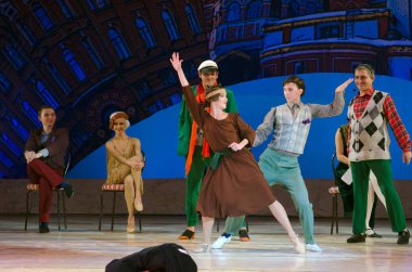 DNIPROPETROVSK, UKRAINE - 10 Ekim: Dnepropetrovsk Devlet Opera ve Bale Tiyatrosu Üyeleri 10 Ekim 2014 tarihinde Dnepropetrovsk, Ukrayna 'da FOXTROT 12 CHAIRS' ı sahneledi..