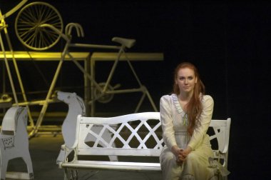 DNIPROPETROVSK, UKRAINE - 31 Mart: Dnepropetrovsk Gençlik Tiyatrosu üyeleri Verim, 31 Mart 2013 tarihinde Ukrayna 'nın Dnipropetrovsk kentinde martı sahneledi 