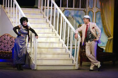 DNIPROPETROVSK, UKRAINE - 15 Kasım 2014: Dnepropetrovsk Devlet Tiyatrosu Üyeleri, 15 Kasım 2014 tarihinde Dnipropetrovsk, Ukrayna 'da bir günlük bir performans sergilediler