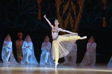 DNEPROPETROVSK, UKRAINE - 20 Haziran 2013: Dnepropetrovsk Devlet Opera ve Bale Tiyatrosu üyeleri 20 Haziran 2013 'te Dnepropetrovsk, Ukrayna' da BİR THOUSAND VE BİR GECE sahneledi 