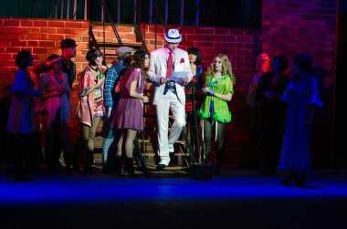 DNIPROPETROVSK, UKRAINE - 15 Kasım 2014: Dnepropetrovsk Devlet Tiyatrosu Üyeleri, 15 Kasım 2014 tarihinde Dnipropetrovsk, Ukrayna 'da bir günlük bir performans sergilediler