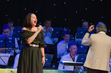 DNIPROPETROVSK, UKRAINE - 5 Haziran: Şarkıcı Zinaida Chepa ve Filarmoni Cemiyeti Jazz Orkestrası üyeleri 5 Haziran 2015 tarihinde Dnipropetrovsk, Ukrayna 'da konser verdiler.