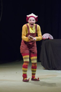 DNIPROPETROVSK, UKRAINE - 27 Nisan 2016: Marlene Buniort Devlet Rus Tiyatrosu 'nda BLBLBLB performansı sergiliyor