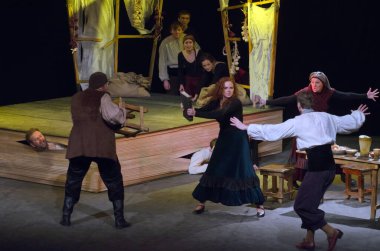  DNIPROPETROVSK, UKRAINE - FABRUARY 21: Dnipropetrovsk Gençlik Tiyatrosu Üyeleri VERIM 21 Şubat 2015 tarihinde DULCINEA TOBOSSKAYA 'yı Dnipropetrovsk, Ukrayna' da sahneledi